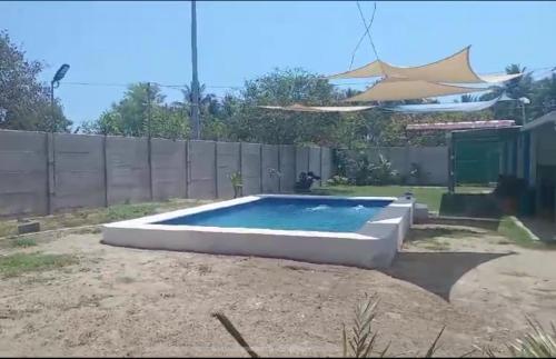 una piscina in un cortile con recinzione di Rancho la potranca sv 