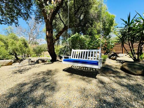 Κήπος έξω από το Sequoia Cabin by the River