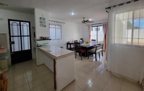 a kitchen and living room with a table and a dining room at Casa Nuevo México in Mérida