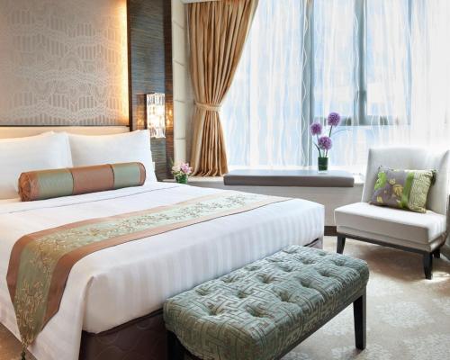 香港的住宿－香港觀塘帝盛酒店，一间卧室配有一张大床和一把椅子