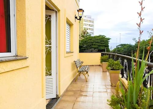 - Balcón con 2 sillas en un edificio en Hotel Palace Biker en São Paulo