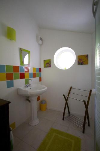 une salle de bain avec un lavabo et une fenêtre dans l'établissement Gite de la Renaissance, Binic , Bretagne, à Binic