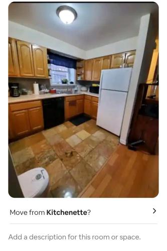 eine Küche mit einem weißen Kühlschrank und einer Etage in der Unterkunft East Kinney Newark in Newark