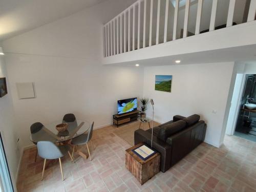 a living room with a couch and a table at 26 Casa dos Miúdos - Alfarim in Sesimbra