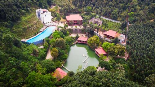 - une vue aérienne sur une maison et un lac dans l'établissement Khu du lịch sinh thái Cỏ Lau Village, à Làng Song Ca