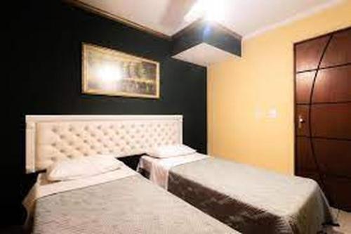 1 dormitorio con 2 camas en una habitación en Hotel Palace Biker en São Paulo