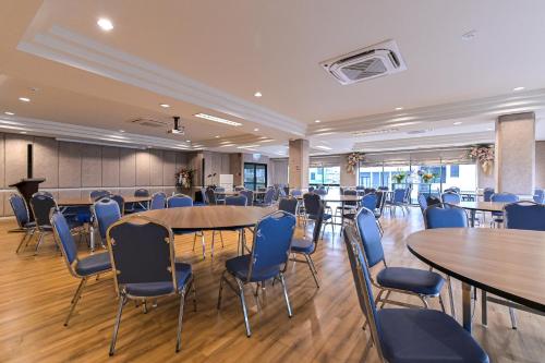 a conference room with tables and chairs in it at Shewin de Bangkok in Ban Bang Bamru