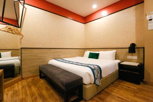 a bedroom with a large bed in a room at Golden Roof Hotel, Seri Iskandar in Seri Iskandar