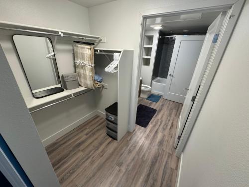 een lege kamer met een badkamer met een spiegel bij Luxury 1 Bedroom Apartment Near DownTown Oakland in Oakland