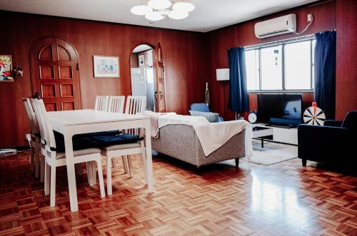 sala de estar con mesa blanca y sofá en Teradaya Osaka Ryokan 150m2 寺田屋大阪旅館 your own property sweet home in Osaka, en Osaka