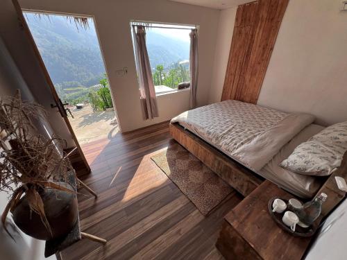 薩帕的住宿－Pavi home，一间卧室设有一张床和一个大窗户