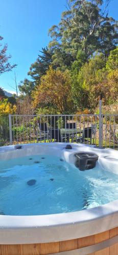 een hot tub met blauw water in een achtertuin bij Grand View with Spa & Sauna in Warburton