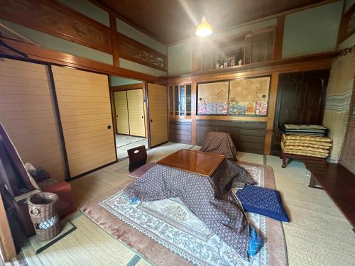 uma sala vazia com uma mesa e um tapete em Azukiya em Hanabuchihama