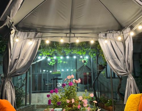 ein Zelt mit Blumen und Licht auf einer Terrasse in der Unterkunft Tamari See in Dedoplis Tskaro