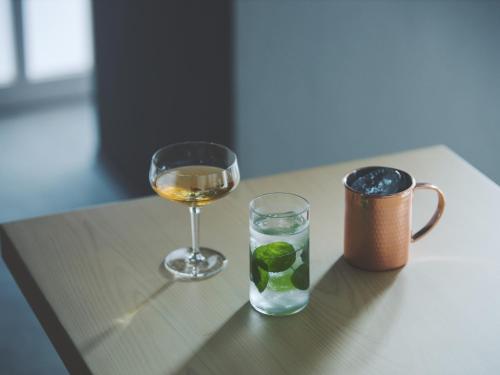 a glass of wine and a glass of lime at SOKI ATAMI in Atami