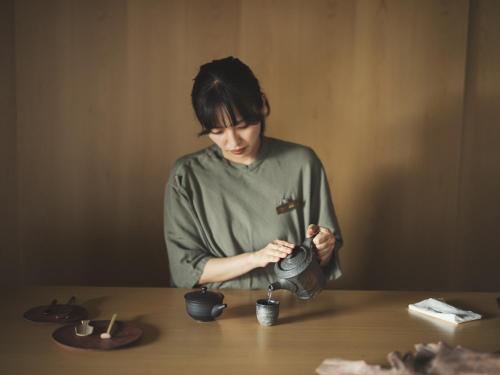 a woman holding a camera at a table at SOKI ATAMI in Atami