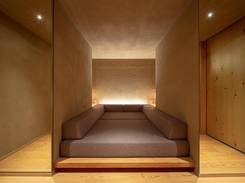 a small room with a bed in a wall at SOKI ATAMI in Atami