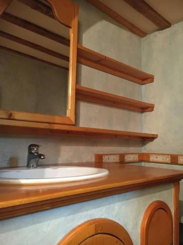 une salle de bain avec un lavabo et un miroir dans l'établissement La Pénates, ambiance Cocooning, à Bogny Sur Meuse