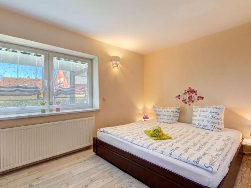 a small bedroom with a bed with a window at Heringsdorf OT Gothen in Gothen