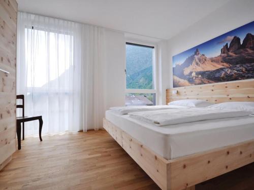 ラブラにあるDelux Panoramablickのベッドルーム(大型ベッド1台、大きな窓付)
