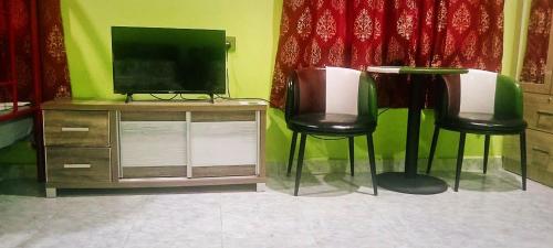 En TV eller et underholdningssystem på DYANA INN TRANSIT ROOMS