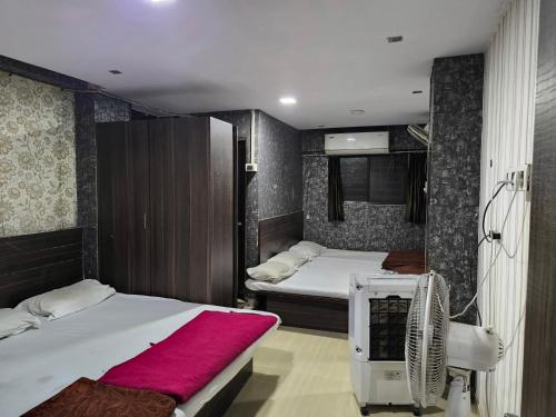 Katil atau katil-katil dalam bilik di Hotel Swarajya