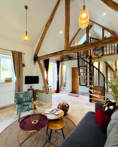 a living room with a couch and a table at Le refuge côtier in Rue