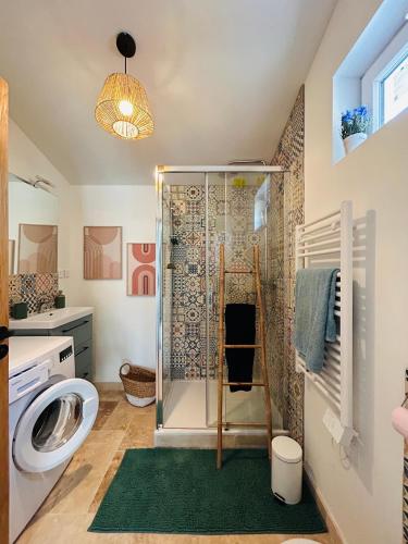 a bathroom with a shower and a toilet at Le refuge côtier in Rue