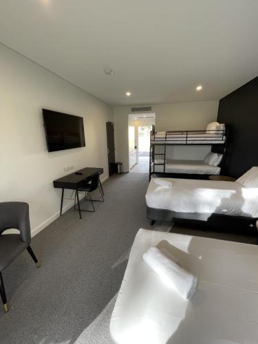 Postel nebo postele na pokoji v ubytování Harden Country Club Motel