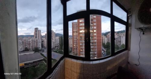 - une vue sur la ville depuis la fenêtre dans l'établissement MerjemDanin, à Zenica