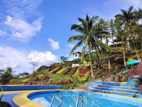 un resort con piscina e una casa su una collina di JVR Island in the Sky Resort by Hiverooms a Balamban