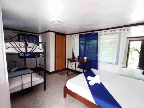 una camera con 2 letti a castello e una finestra di JVR Island in the Sky Resort by Hiverooms a Balamban