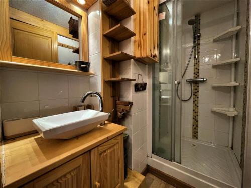 une salle de bain avec un lavabo et une douche dans l'établissement Résidence Asters - Appartement chaleureux avec mezzanine et cuisine équipée MAE-4484, aux Menuires