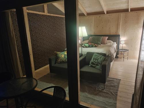 Postel nebo postele na pokoji v ubytování Sjugare Gård Glamping