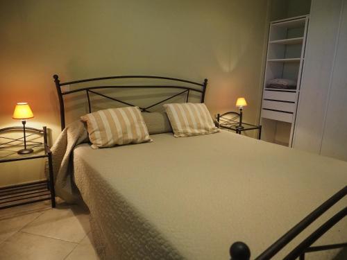 マシナッジオにあるGîtes Santa Maria Cap Corseのベッドルーム1室(枕2つ付)