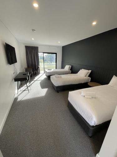 Postel nebo postele na pokoji v ubytování Harden Country Club Motel