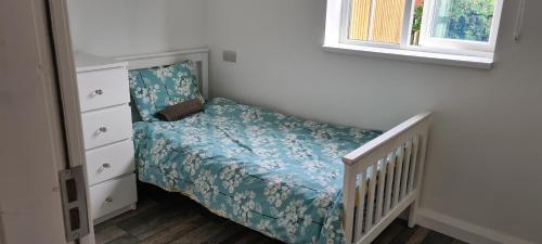 um pequeno quarto com uma cama e um berço em Shakespeare House No.1 em Derby