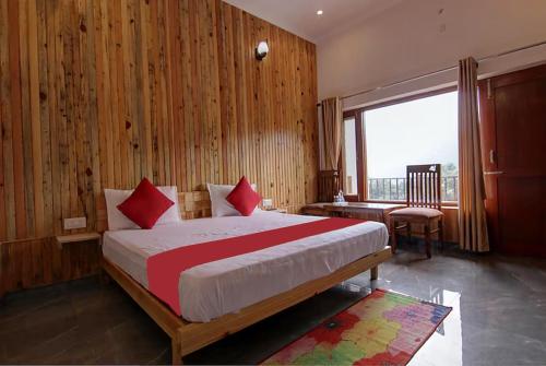 Goroomgo Wooden Umbrella Bhimtal - Natural landscape Mountain View tesisinde bir odada yatak veya yataklar