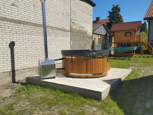 einen Whirlpool und einen TV neben einem Gebäude in der Unterkunft Krok od Biebrzy in Dolistowo Stare