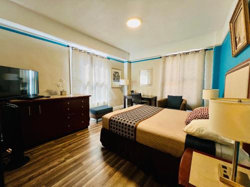 Un pat sau paturi într-o cameră la Admiral Hotel