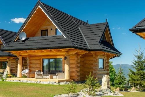 uma cabana de madeira com um telhado preto em Sękata Chata em Szaflary