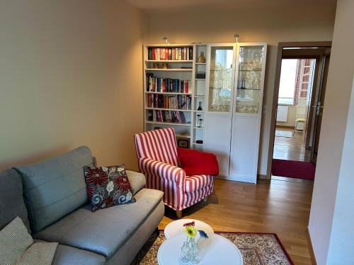 uma sala de estar com um sofá e uma cadeira em Körner Nr 2 - ABC26 em Wismar