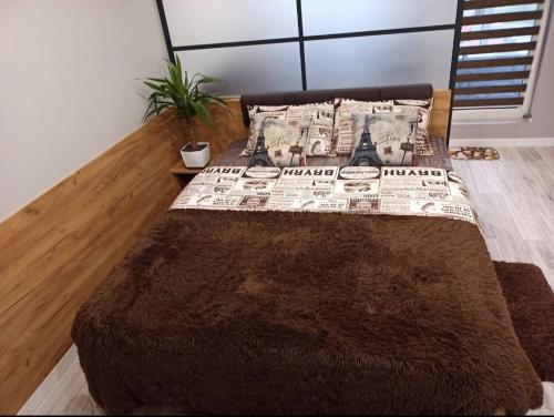 ein Schlafzimmer mit einem Bett und einer Zeitung darauf in der Unterkunft Amazing Lux Studio Apartment in the Comfort Town KT-07 in Kiew