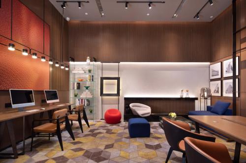 a restaurant with tables and chairs in a room at Hilton Hotel by Hampton Wuhan Zhongnan Street Branch in Wuhan