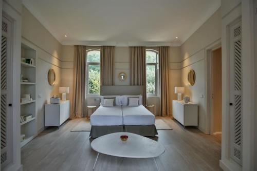 サン・ジョセップ・デ・サ・タライアにあるVataFinca villaの広いベッドルーム(ベッド2台、テーブル付)