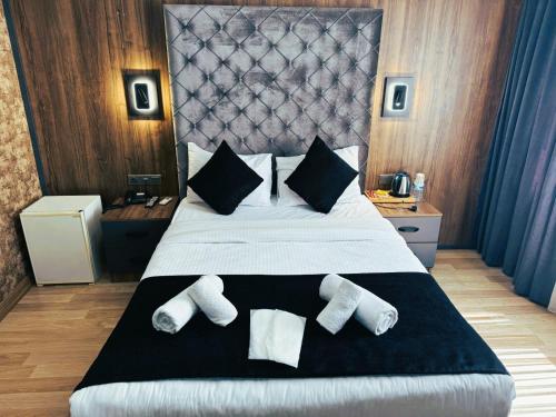 Nişantaşı Diamond Hotel في إسطنبول: غرفة فندق عليها سرير وفوط