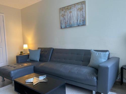 徹斯特街的住宿－AA Chester-le-Street，客厅配有蓝色的沙发和桌子
