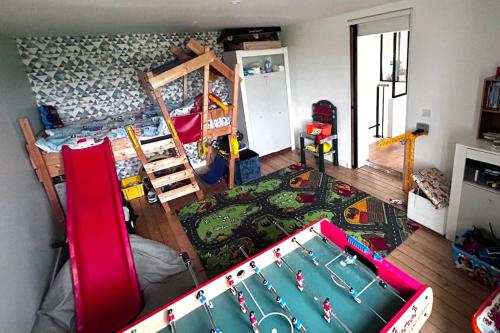 une chambre avec un lit superposé et une chambre avec une table de billard dans l'établissement Maison de Campagne, à Saint-Cyr-du-Ronceray