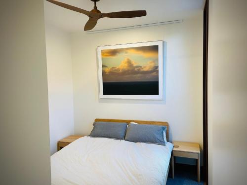 um quarto com uma cama com um quadro na parede em Cascade Pad in South Hobart em Hobart
