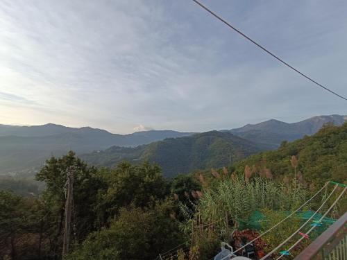 een uitzicht op de bergen vanaf een kabelbaan bij A mezz'ora da Genova e dal Mare in Tasso